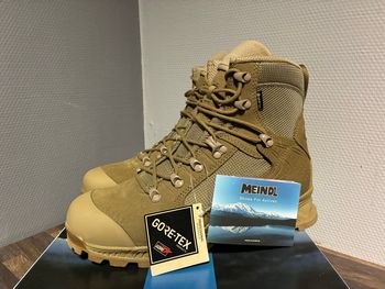 Chaussures Meindl Gore-Tex 44 neuves