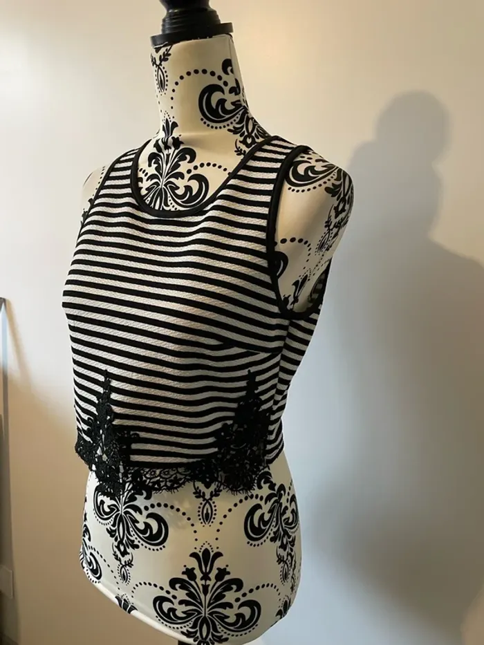 Crop top débardeur Orcelly taille M/L rayé noir et blanc avec dentelle - zippé dos - photo numéro 4