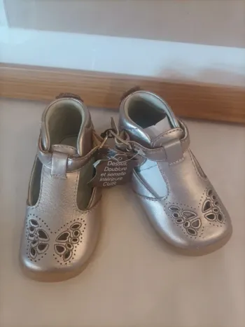 Chaussures salomé fille cuir neuve avec étiquette Vertbaudet pointure 20