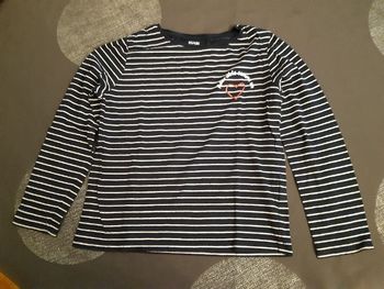 Tee-shirt bleu foncé rayé