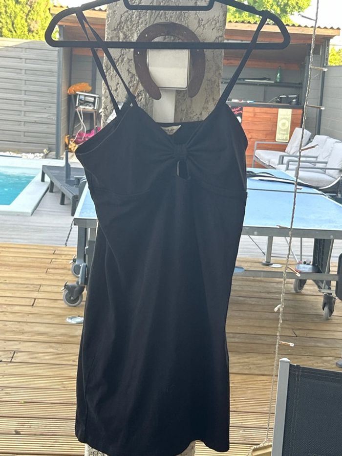 Petite robe noire à fines bretelles