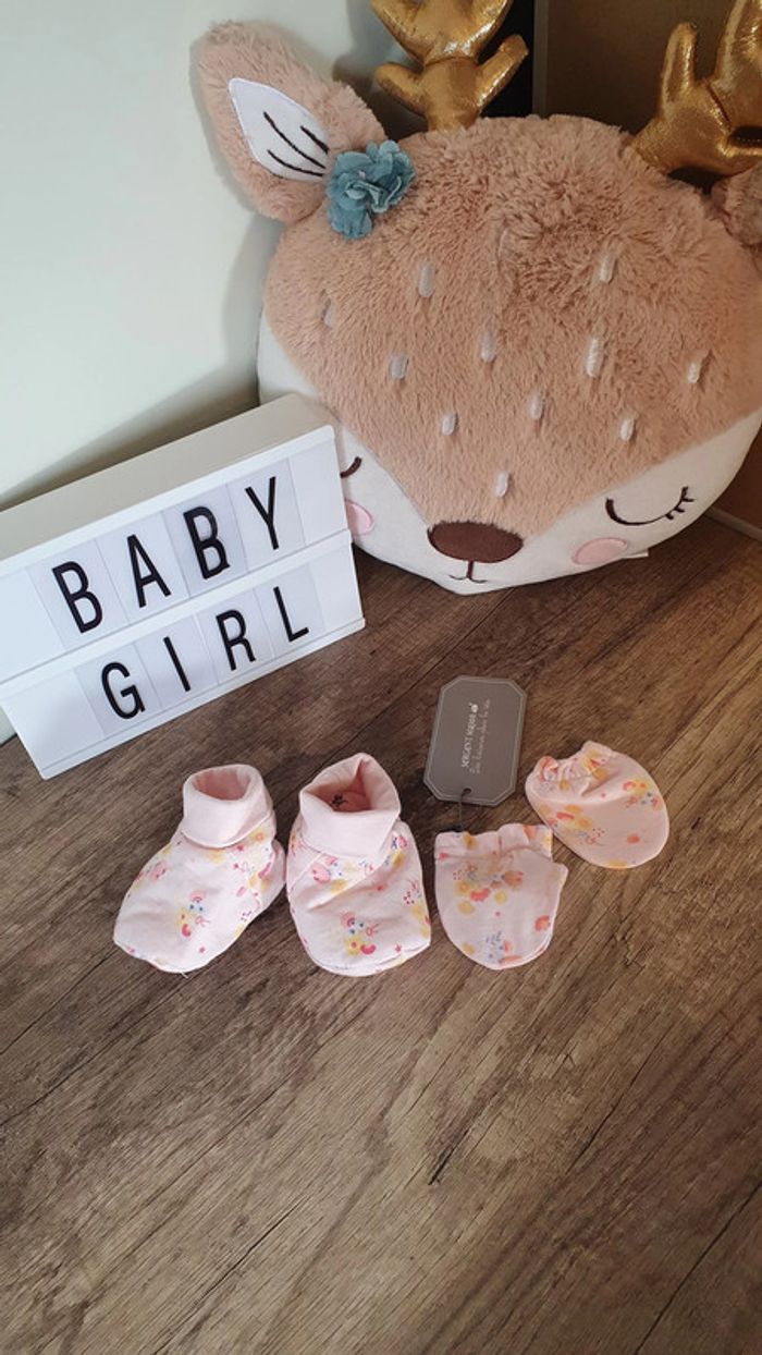 Lot chaussons et moufles rose à fleurs