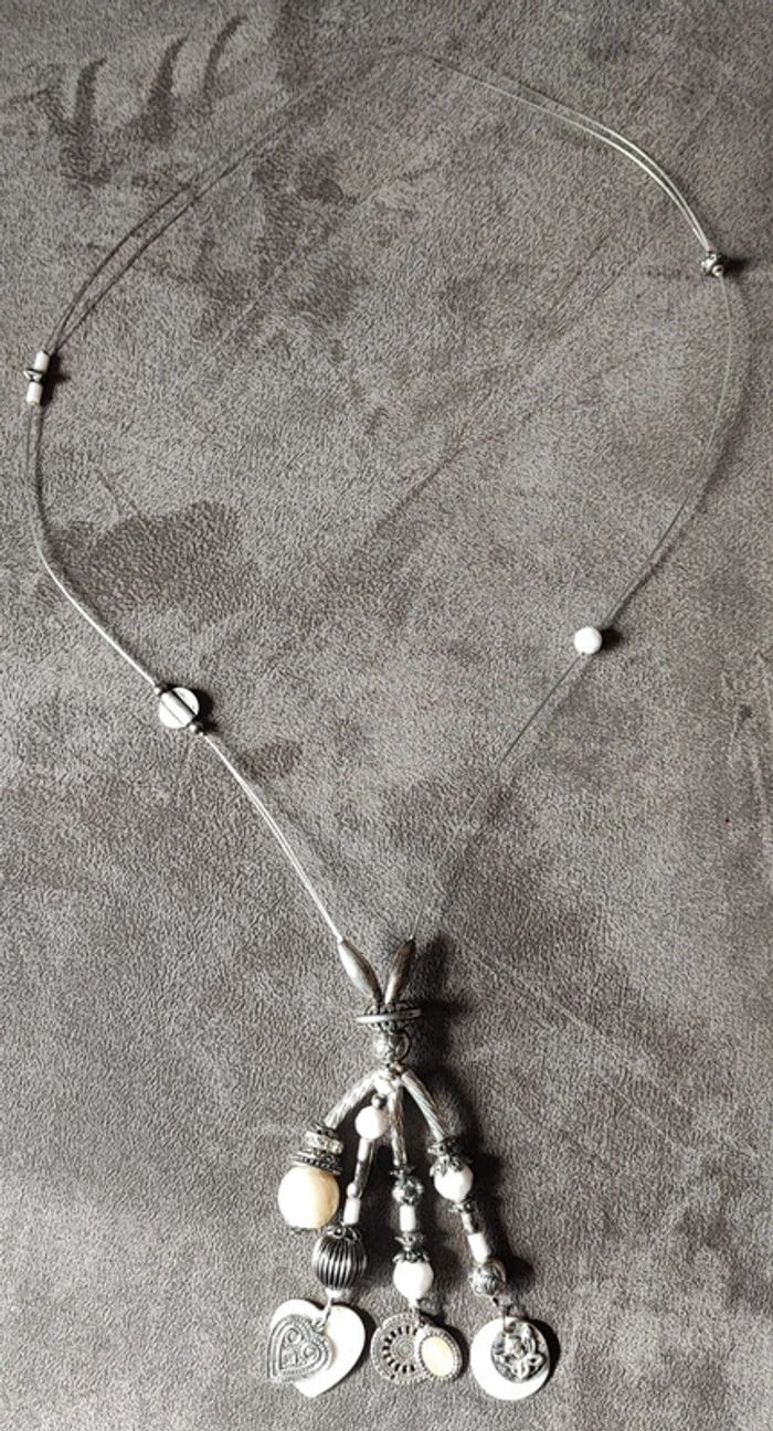 Sautoir à breloques gris et blanc - photo numéro 3