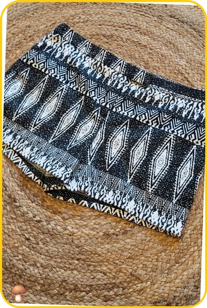 Short motif ethnique noir et blanc - Camaïeu - Taille 40
- Femme - Très bon état - photo numéro 2