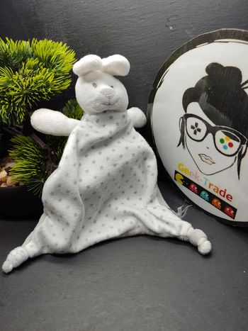 Doudou plat lapin orchestra triangle blanc gris étoiles Noeuds DD003914