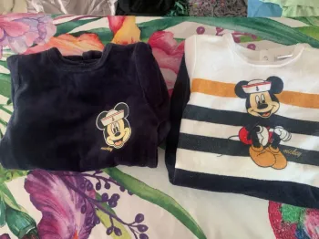 Deux. Pyjamas avec pieds Mickey, taille 12 mois.