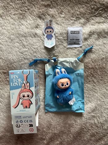 Labubu pin for love lettre O 💙 popmart