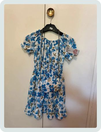 Robe à fleurs bleues
