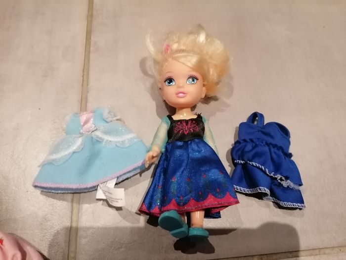 Lot poupée et tenue - photo numéro 2