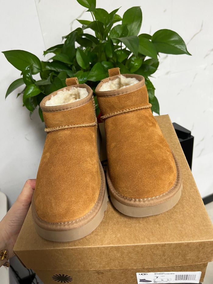 Bottes de neige UGG Mini, pointure 40 - photo numéro 2