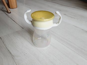 Tasse apprentissage repas bébé type biberon jaune et blanc