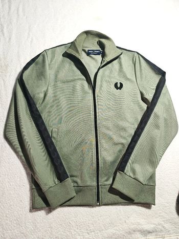 Magnifique veste de survêtement Fred Perry en taille S, couleur kaki.