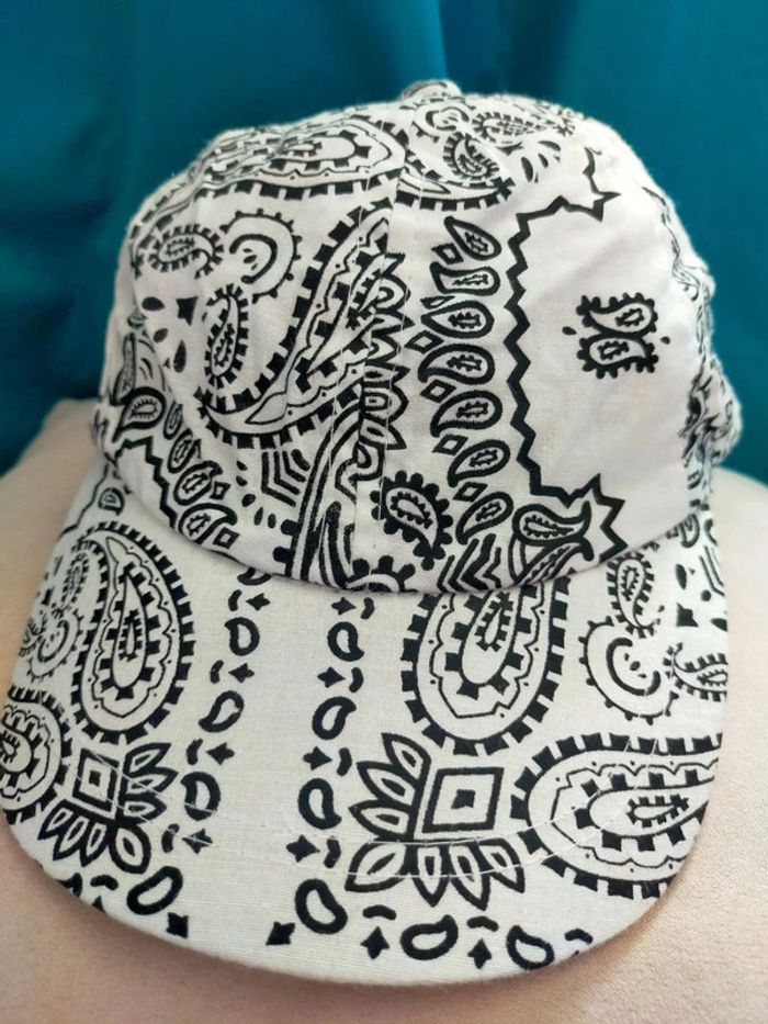Casquette blanche motif bandana – Taille 54 cm - photo numéro 2