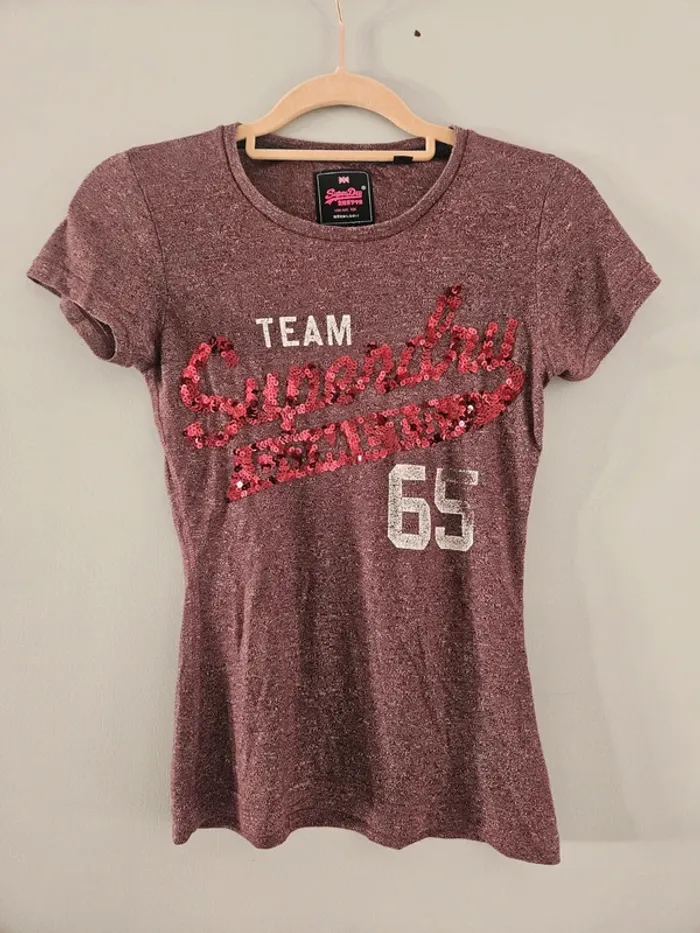 T-shirt femme Superdry, couleur bordeaux, taille 2XS. - photo numéro 2