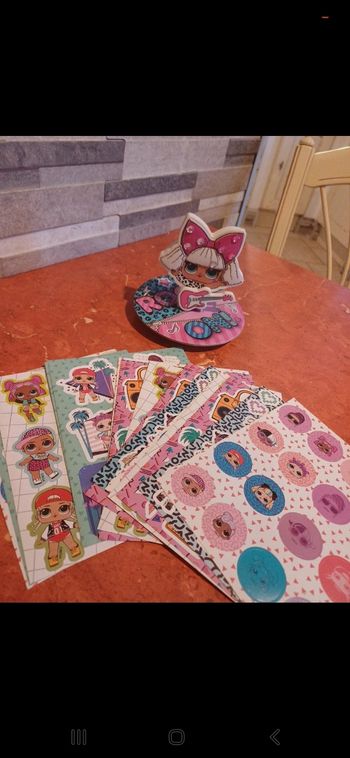 Ensemble gomme et autocollants poupée lol