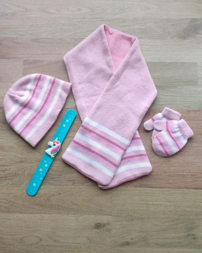 Ensemble bonnet, écharpe, moufles Très bon état