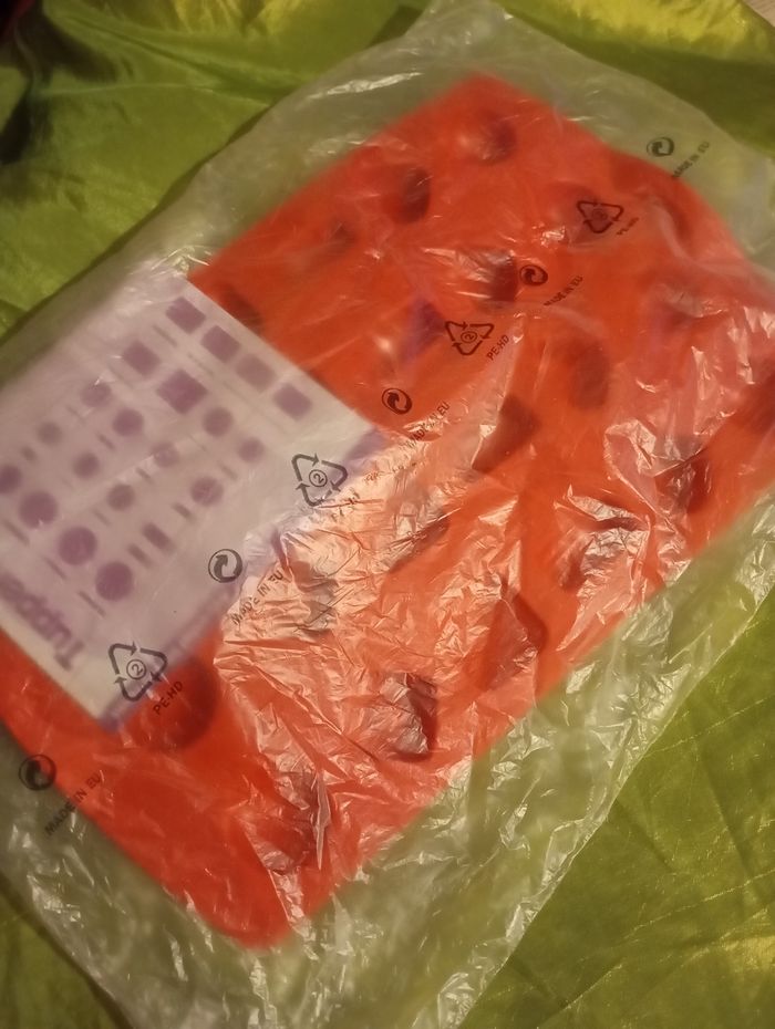 🖤 TUPPERWARE NEUF. MOULE CHOCOLAT. ROUGE.