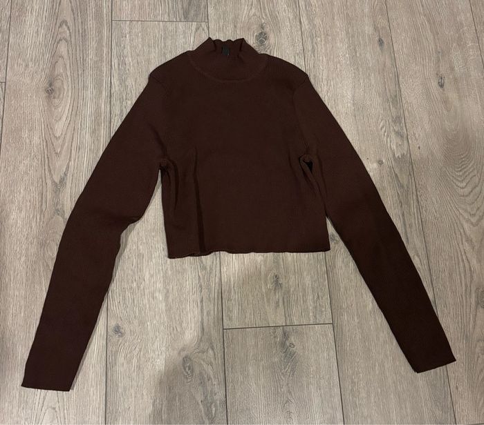 Pull crop top côtelé montant