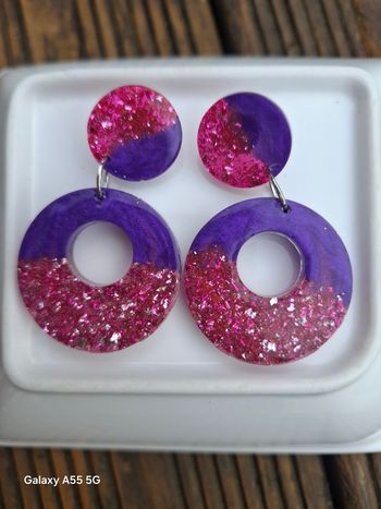 💜💖 Boucles d’oreilles créoles violet & rose pailleté – Résine effet galaxy chic