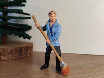 Figurine personnage cantonnière brune schleich