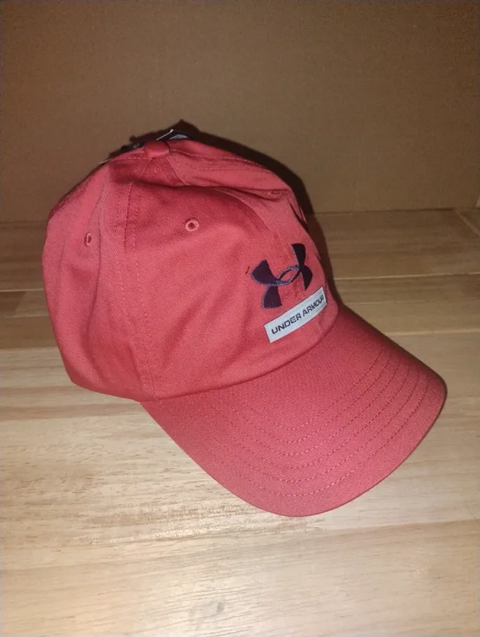 Under armour casquette taille 58/60 de couleur rouge et noire - photo numéro 2
