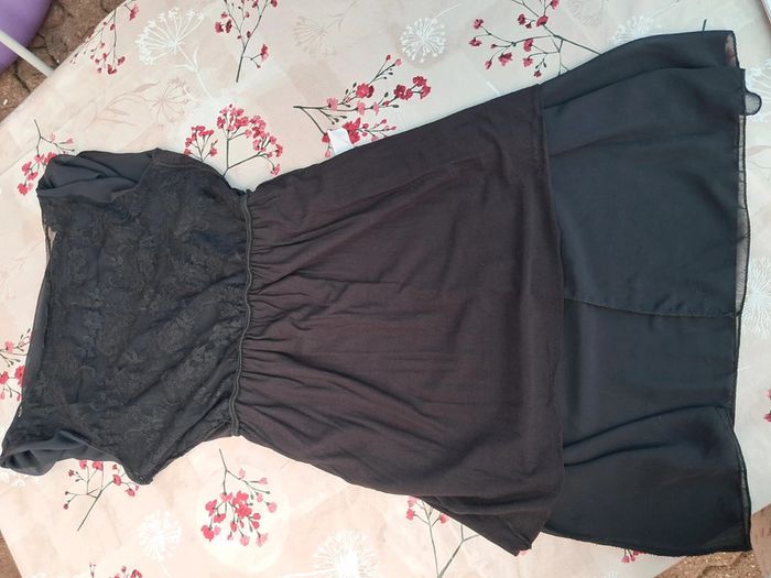 Belle robe noire sans manches, col bénitier, dos dentelle, taille elastiquée - T38-40 - photo numéro 4