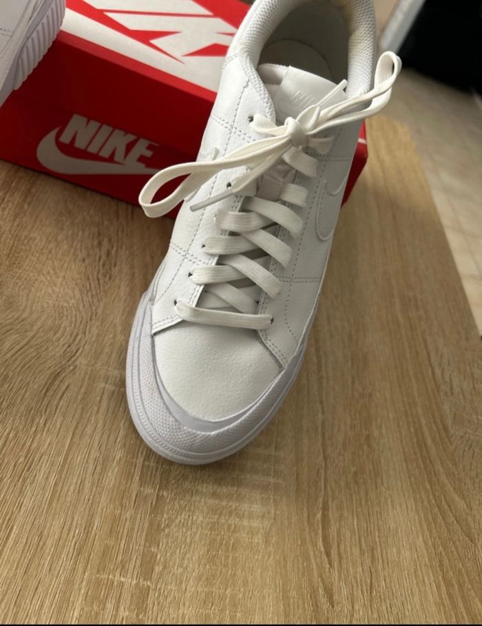 Chaussures femme taille 38,5 NIKE - photo numéro 4
