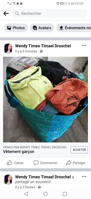 Un sac rempli de vêtements garçons