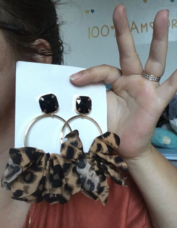 Créoles à froufrous  NEUVES avec étiquette femme couleurs marron et noir - photo numéro 4