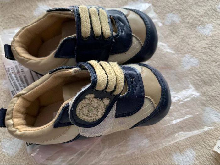 Lot chaussons noirs t18 et baskets bebe t21😺 - photo numéro 9