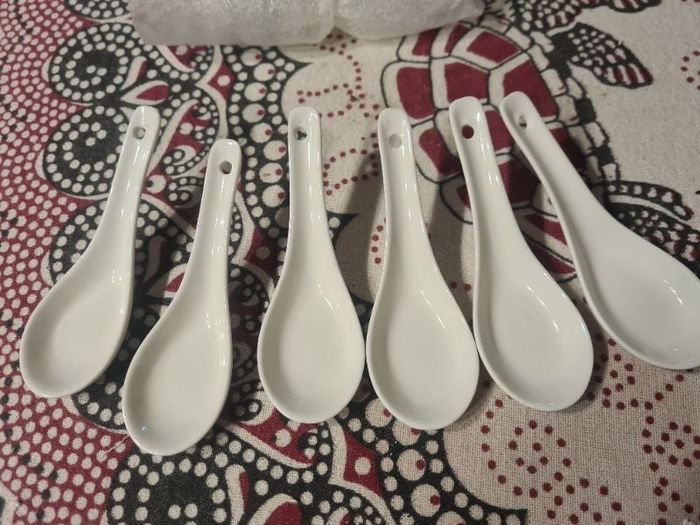 Lot 6 cuillères en porcelaine blanche. 11 cm. Neuf