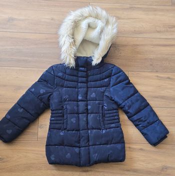 Blouson bleu marine motif cœurs 8 ans en excellent état 