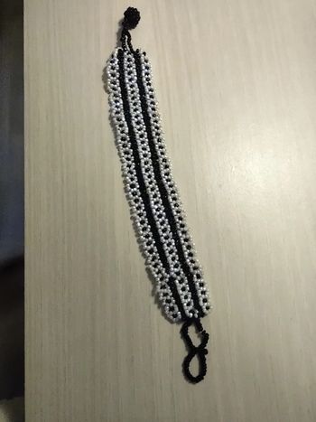 Bracelet manchette perles blanches et noires