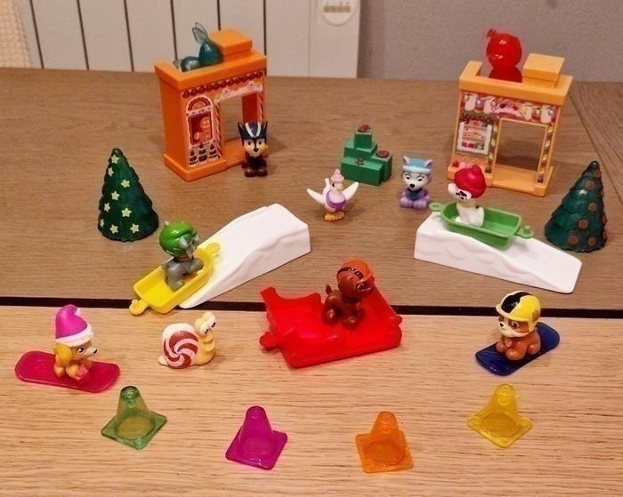 Lot de figurines pat patrouille de Noel en très bon état