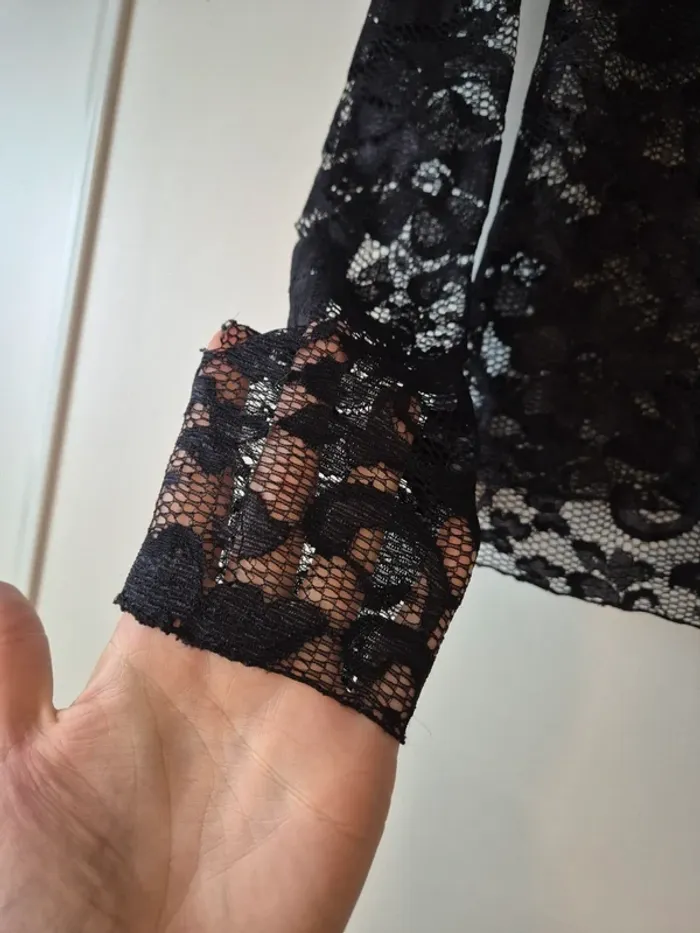 Blouse noire transparente à dentelle avec col - photo numéro 3