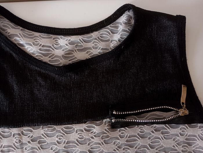 Robe sans manche . 10 ans .Noir brillant et bande dentelle . Polyester élasthanne. Très bon état . - photo numéro 10