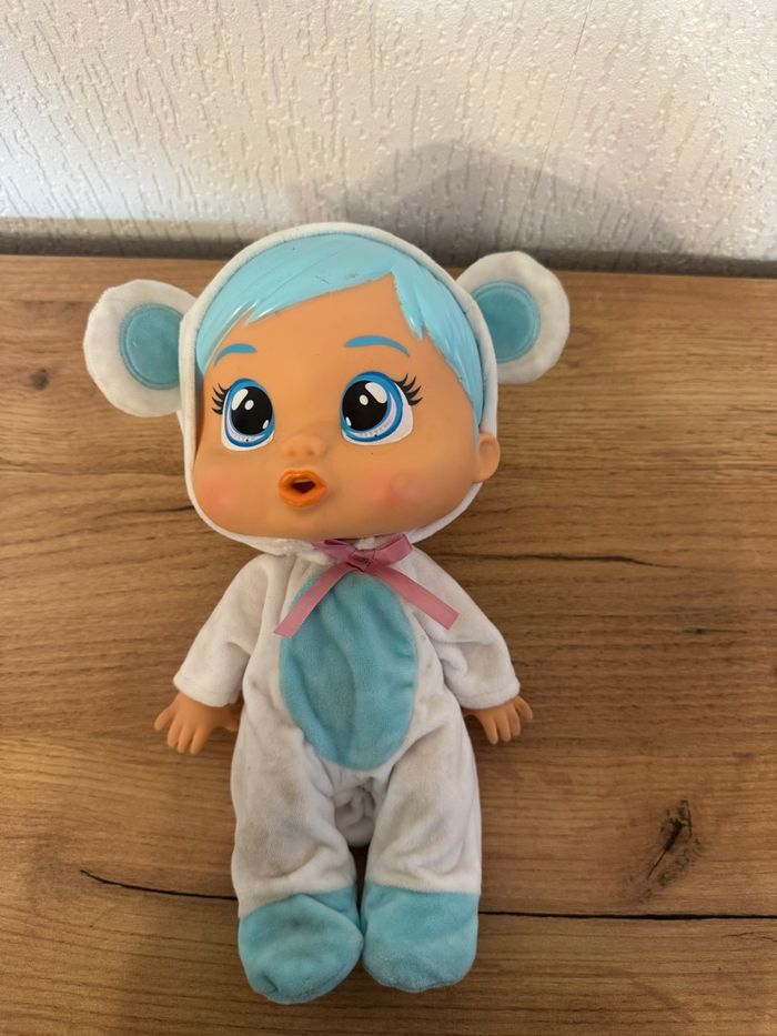 Bebe fille qui sort de l’eau au niveau des yeux - photo numéro 2