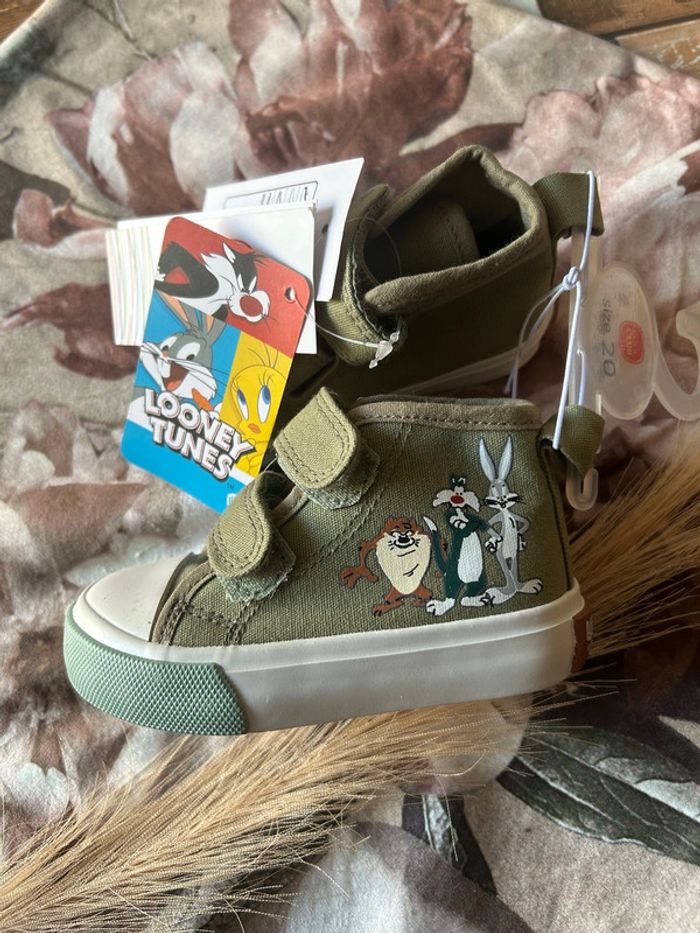 Chaussures looney tunes taille 20