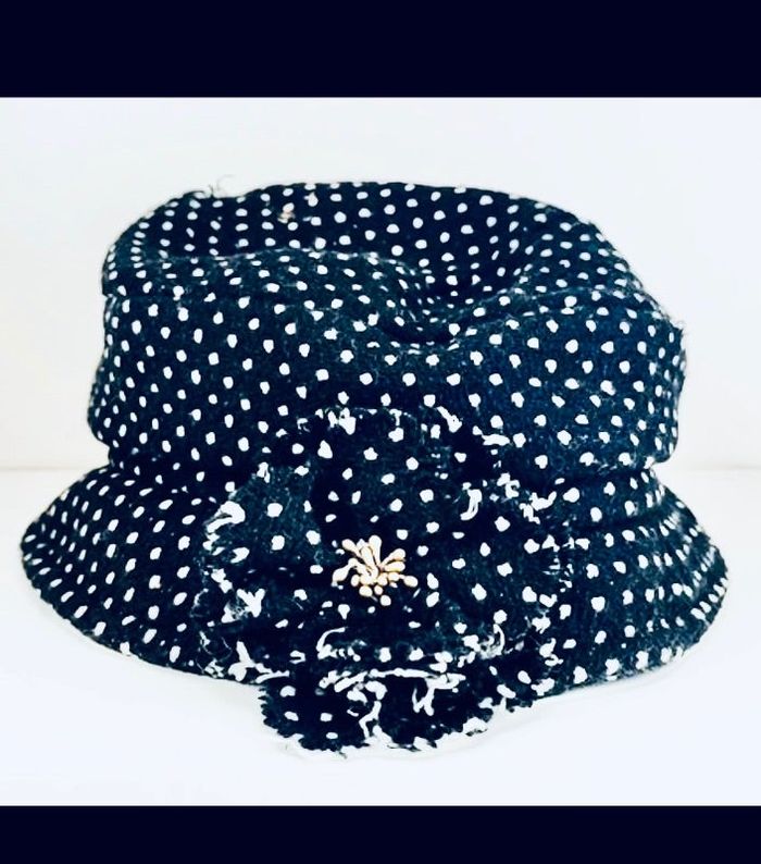 Chapeau bleu marine a poids blanc