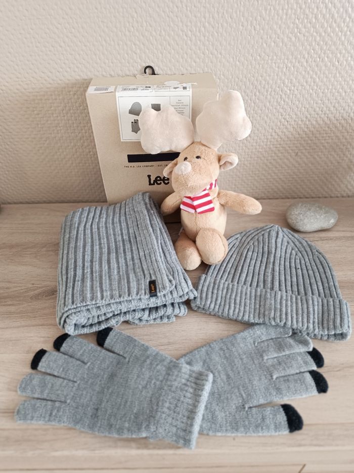 Coffret cadeau Lee écharpe bonnet et gants neuf avec étiquette