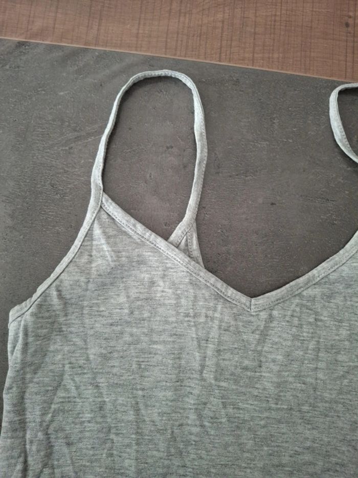 Débardeur gris tout simple 😲 - photo numéro 2