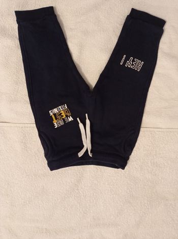 Marque Kiabi taille 18 mois pantalon bleu avec deux poches devant cordon à la taille voir photo inscription