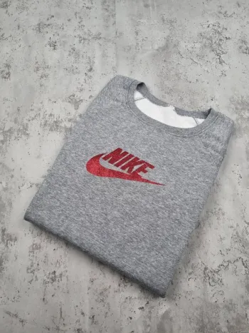Sweat gris Nike logo rouge – Taille M Femme (mesures en photos)