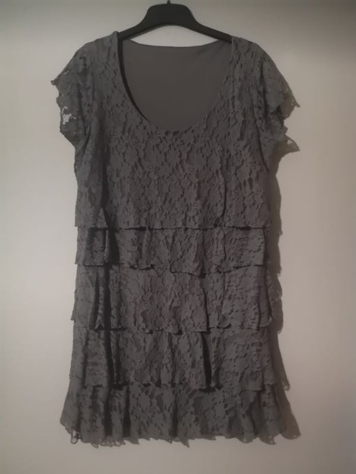 Robe en dentelle.. Taille 42/44. Très bon état.
