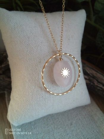 Collier pendentif en pierre de quartz rose avec soleil 🩷.
