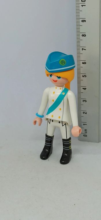 Femme blonde avec habits blancs et calot bleu spirit playmobil