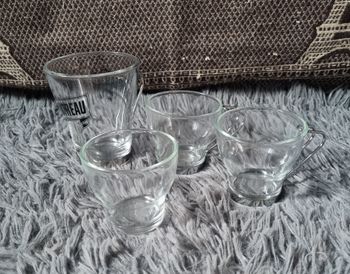 Ensemble de tasses à café en verre