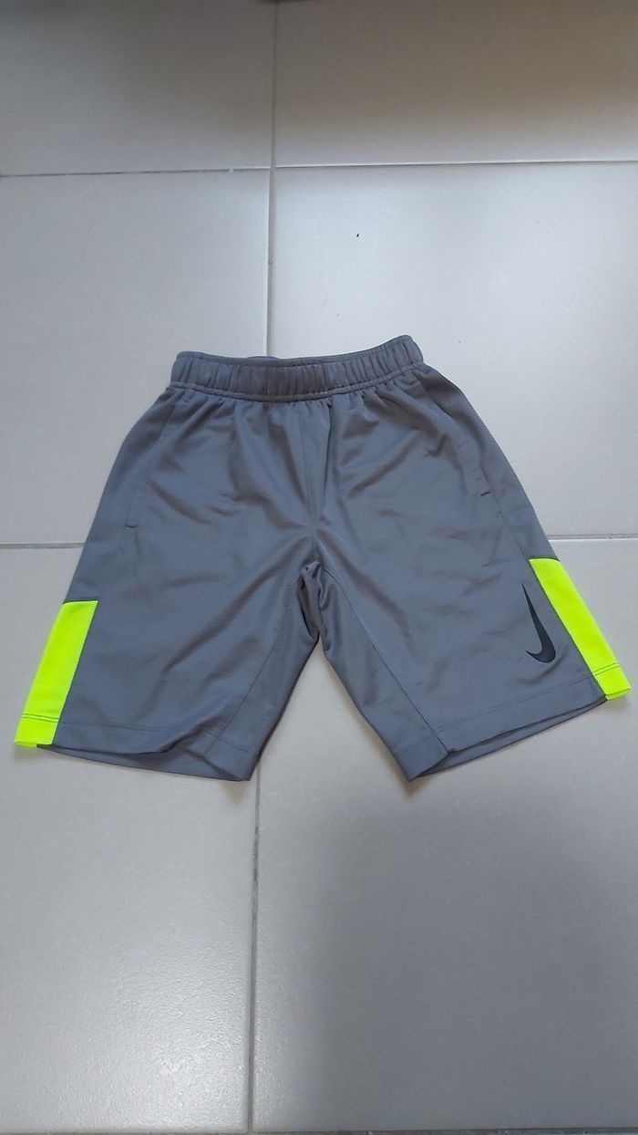 Short Nike Dri-Fit XS 6/8 ans - photo numéro 1