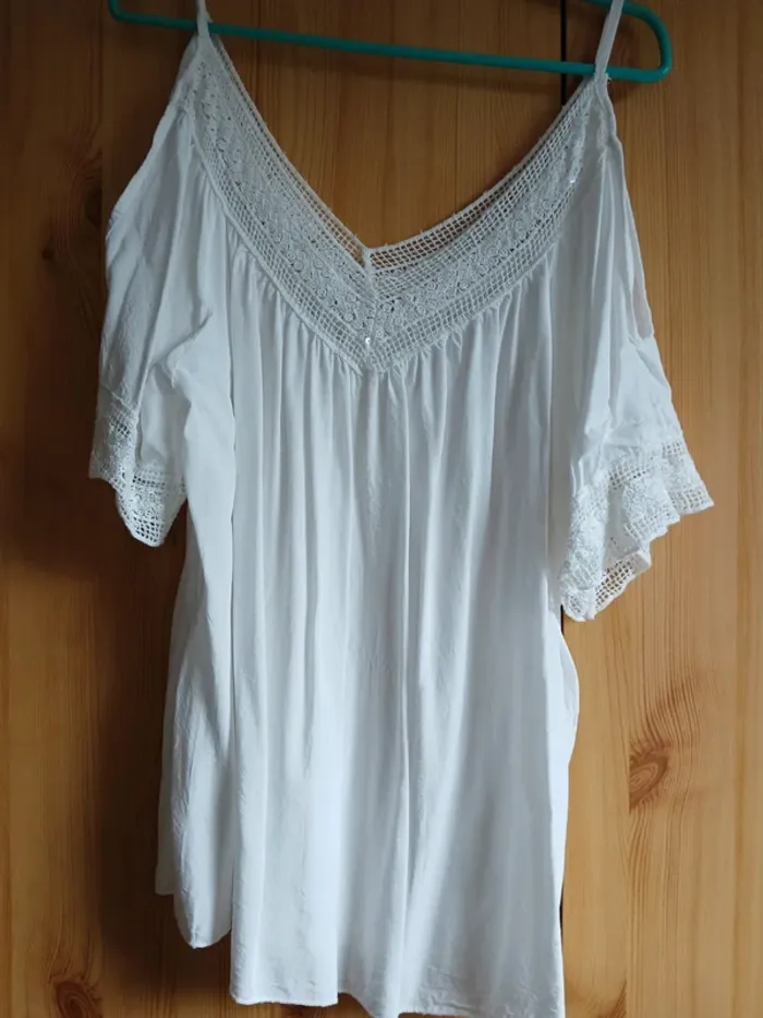Haut avec broderie en taille 40/42 neuf