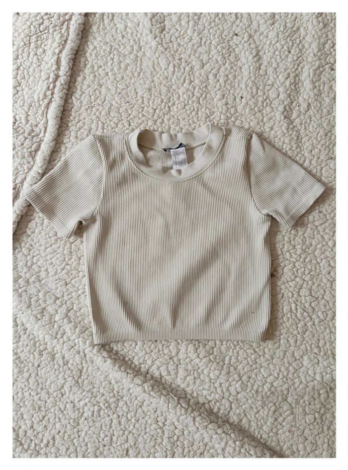 T-shirt beige côtelé ZARA – basique tendance col rond --
